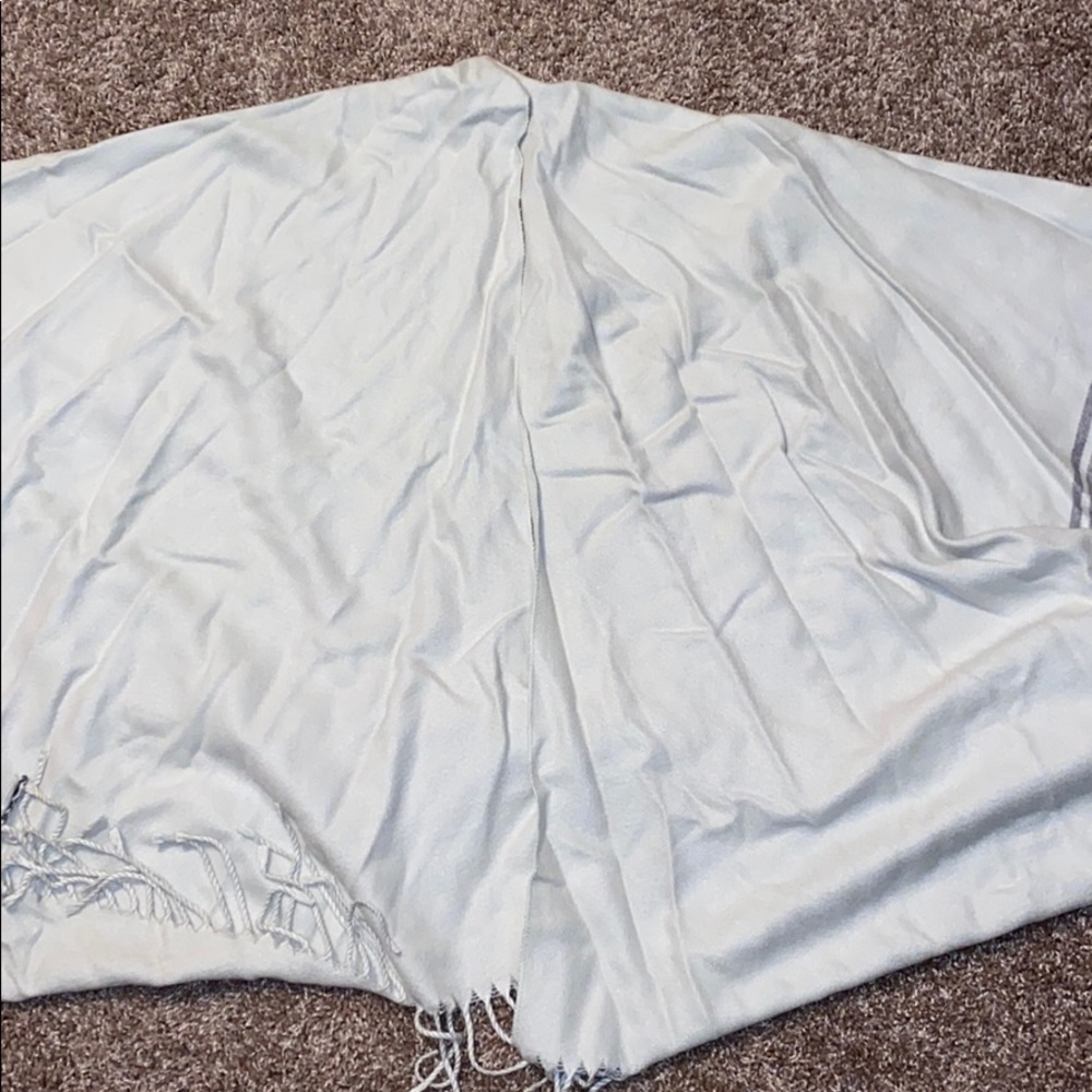Women’s shawl